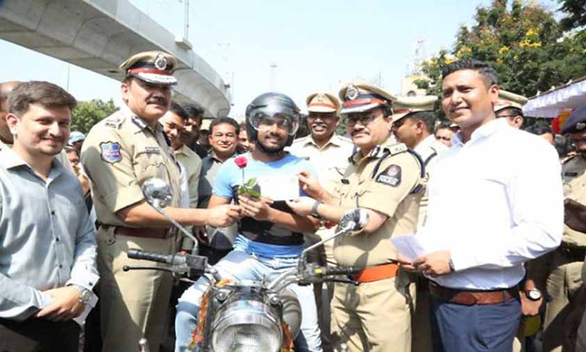 Hyderabad Traffic cops hold awareness programme, reward obedient motorists