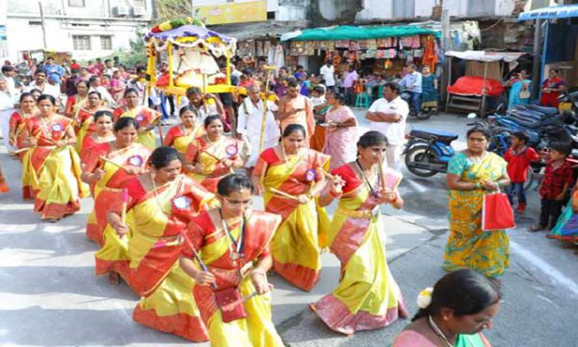Mancherial’s Kolatam artistes participate in Bhadradri temple festivities