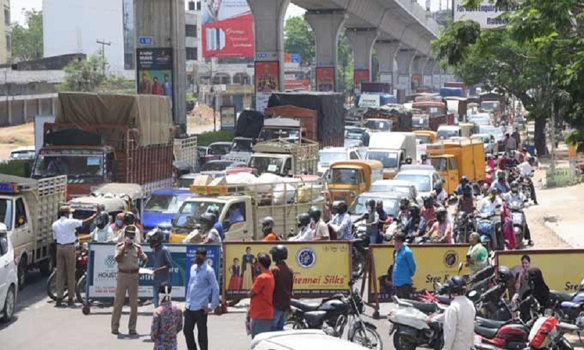 Motorists Flout Traffic Rules In Hyd