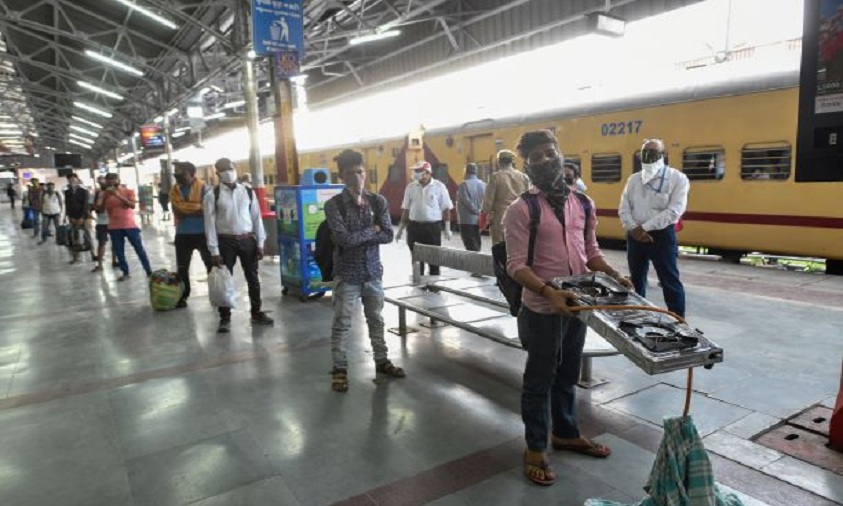 Over 800 UP migrant labourers reach Lucknow in special train from Nashik