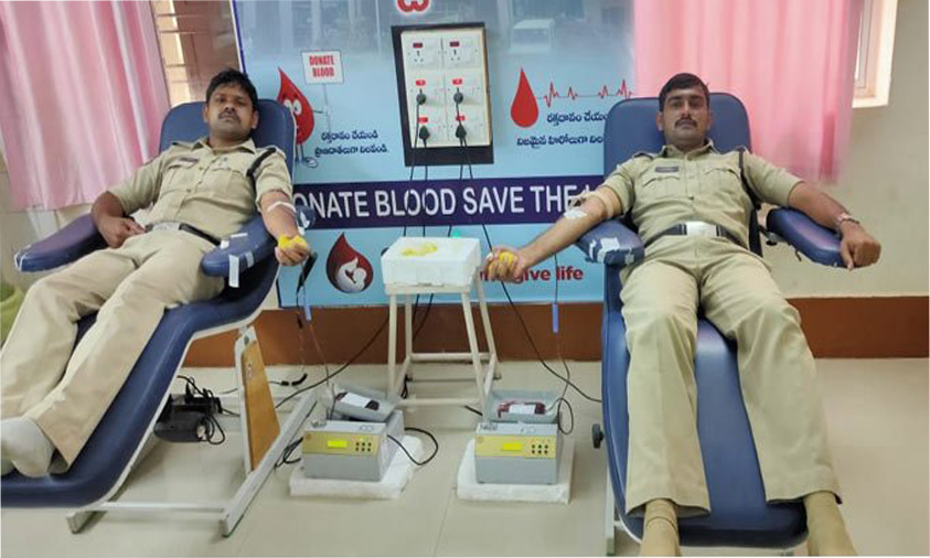 Two Policemen donate blood to save woman in Siddipet