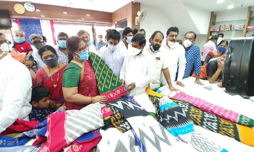 Purchase handloom products to help weavers: Jagadish