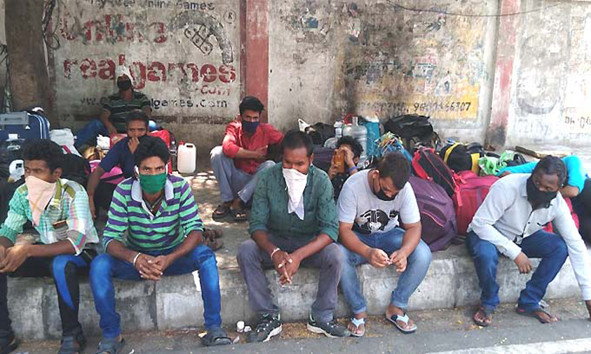 Migrant workers abandoned by travel agency on road in Hyderabad