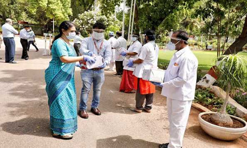 SCRWWO Distributes Masks & Sanitizers To Staff Of Central Hospital