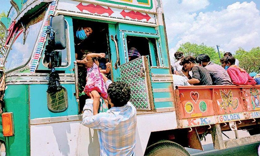 Truck Drivers Offer Free Lift to Migrants