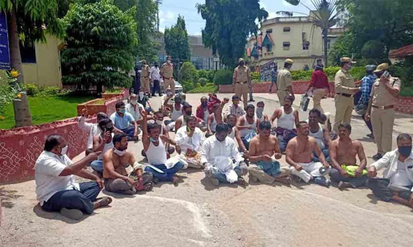 Travel Operators Hold Protest Demanding Relief