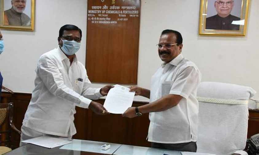 Niranjan Meets Sadananda Gowda In Delhi For Urea Stock