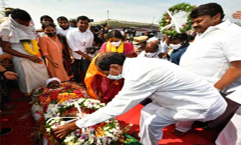 CM KCR Attends Nomula Narasimhaiah’s Funeral