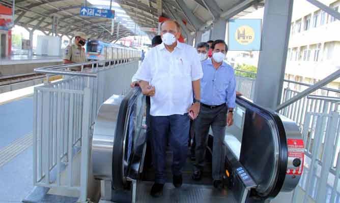 Hyderabad: CS Somesh Kumar Inspects Metro Stations