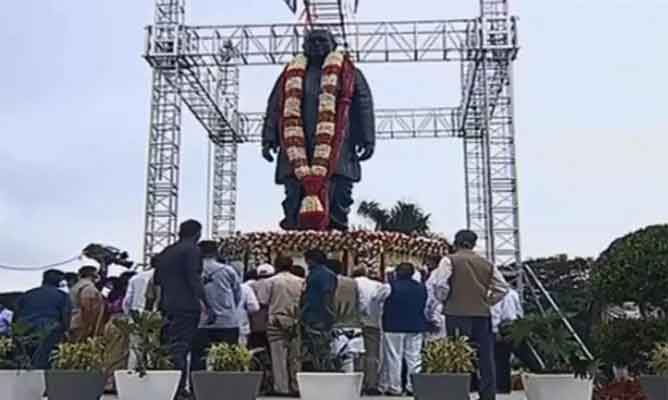 Governor and CM KCR Unveiled PV's Statue
