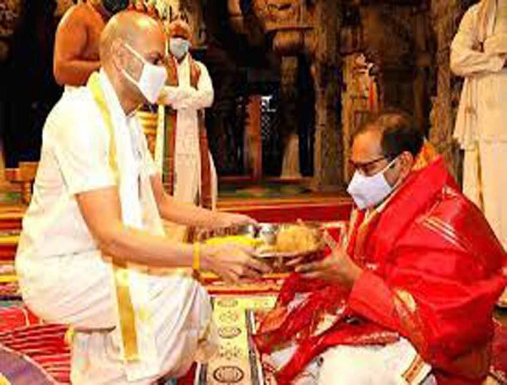 AP HC CJ Offered Prayers At Tirumala