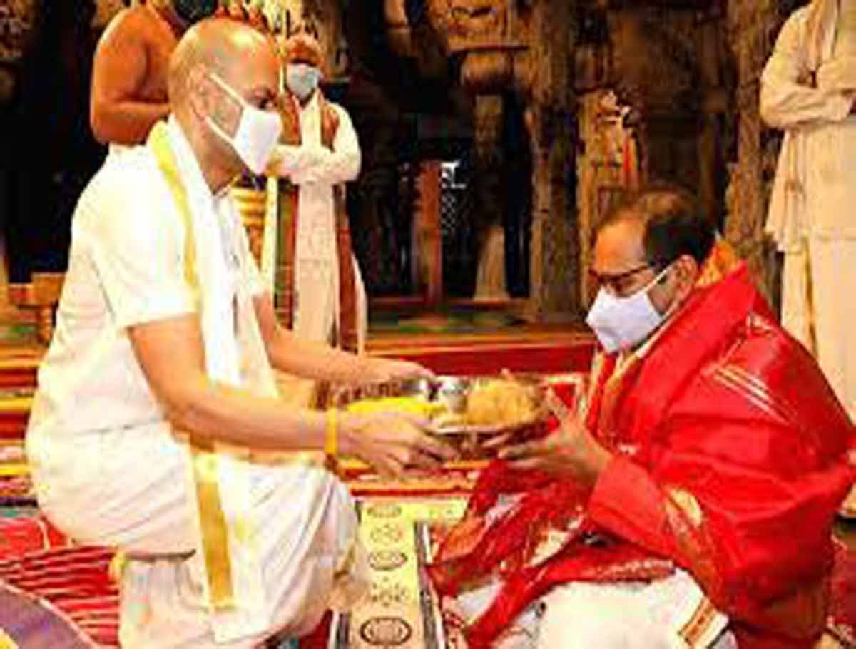 AP HC CJ Offered Prayers At Tirumala