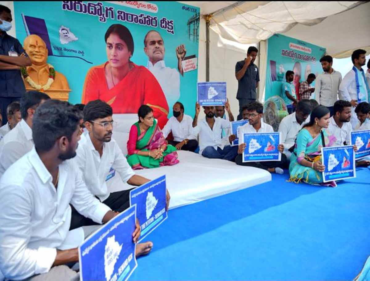 YS Sharmila Holds Protest on Problems of Unemployed Youth