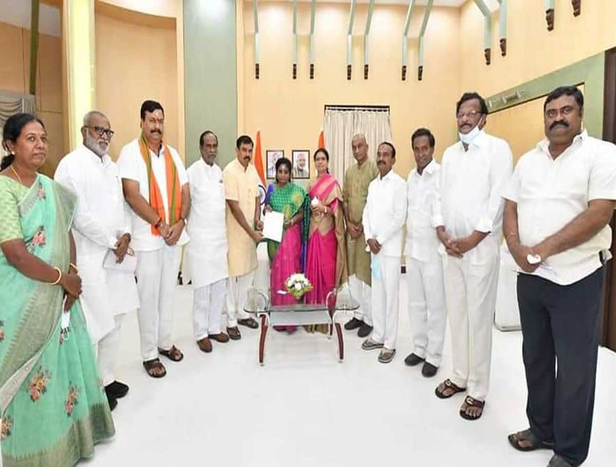 BJP leaders lodge complaint against CM KCR with governor
