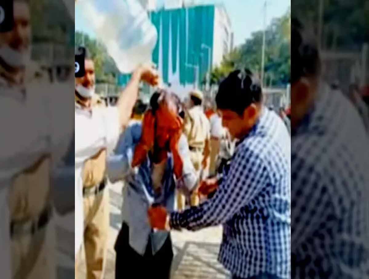 Mild tension prevailed near Pragathi Bhavan