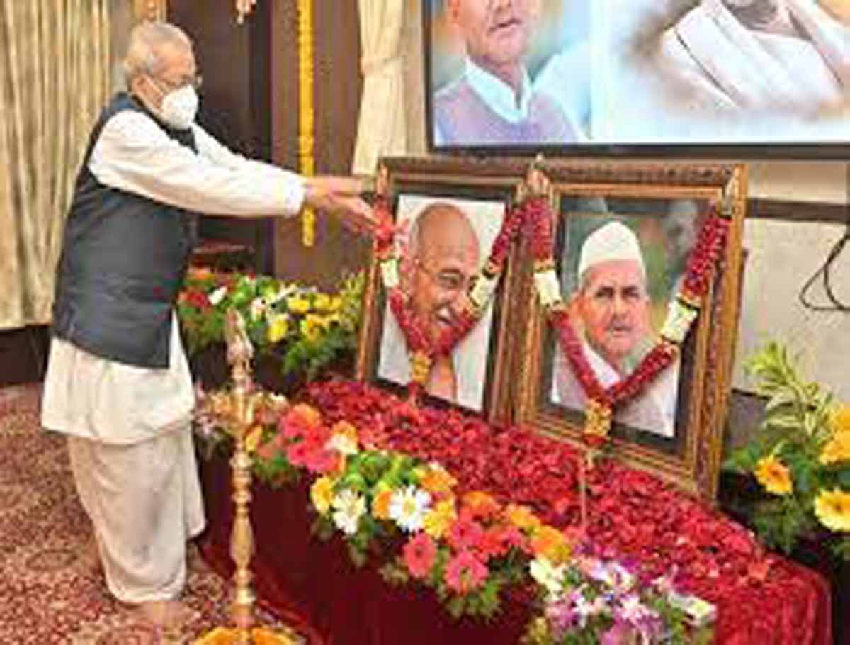 Biswabhushan Harichandan Pays Tributes to Mahatma Gandhi
