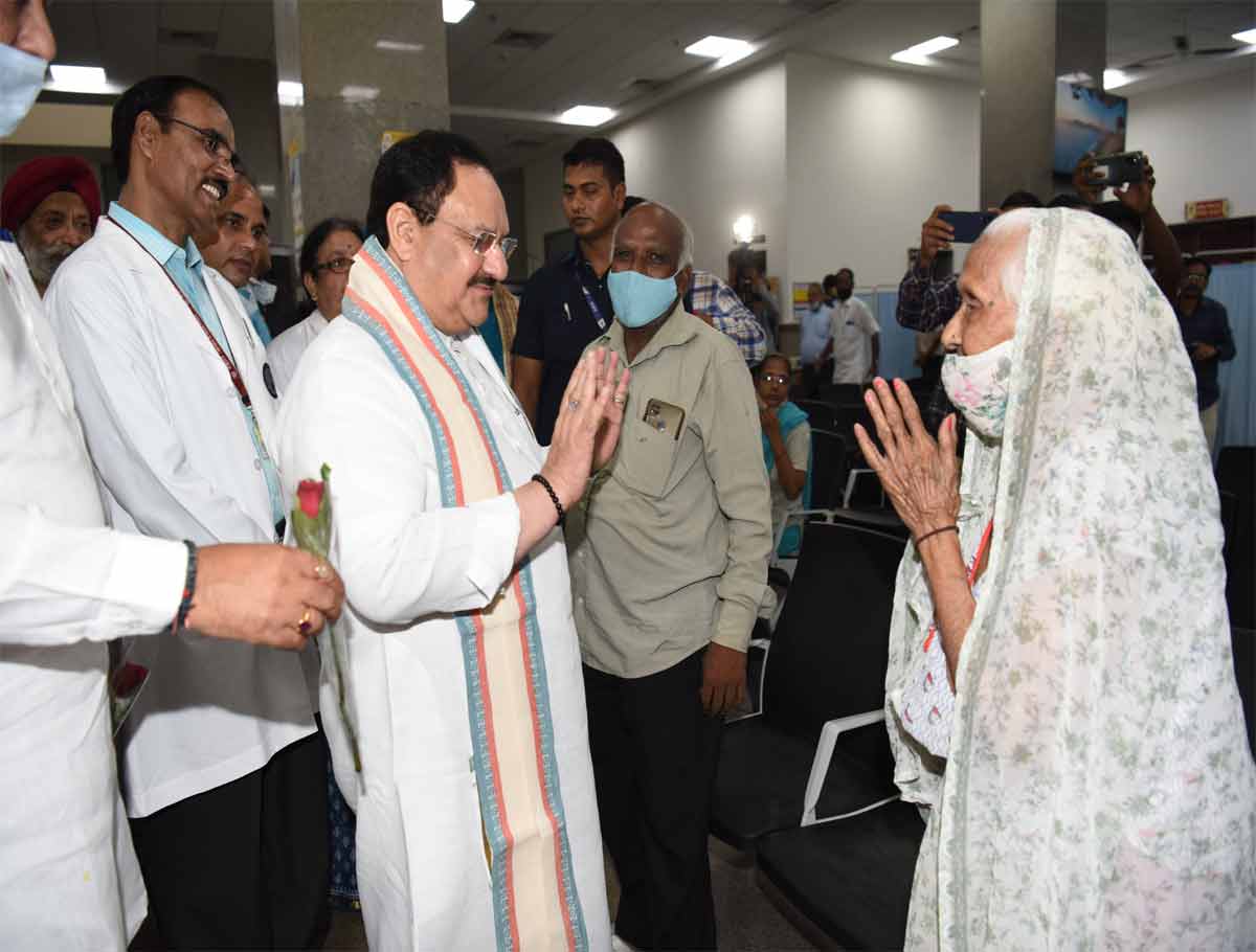 JP Nadda Visits Vaccination Centre at Lady Hardinge Hospital