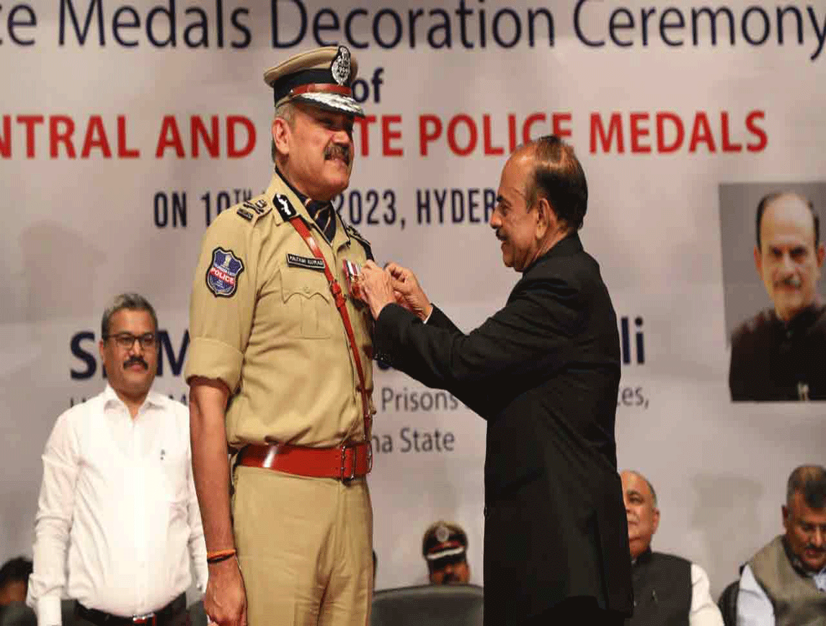 Mahmood Ali Presents Medals to Cops for Their Service