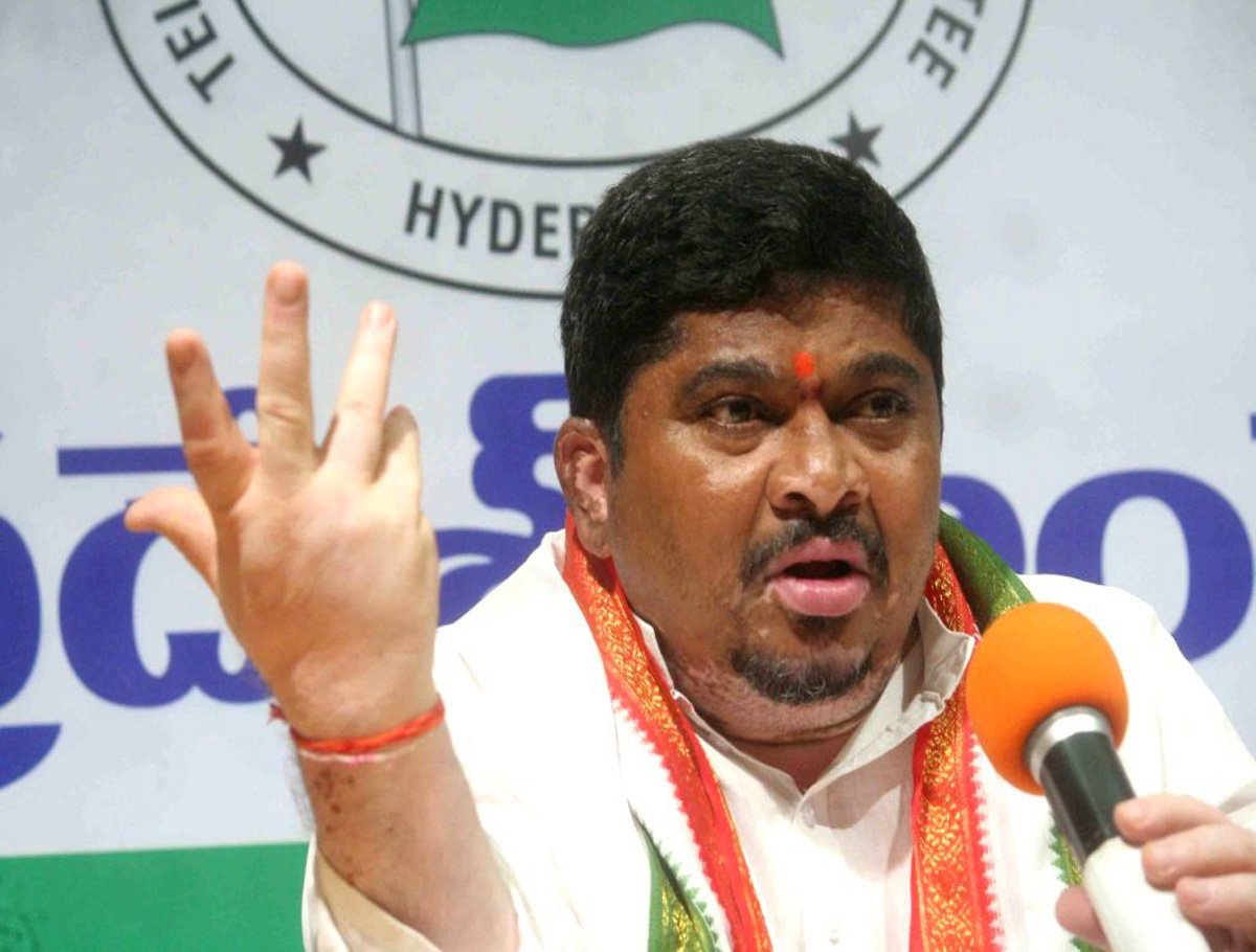 Ponnam Prabhakar Strongly Condemns Party Change