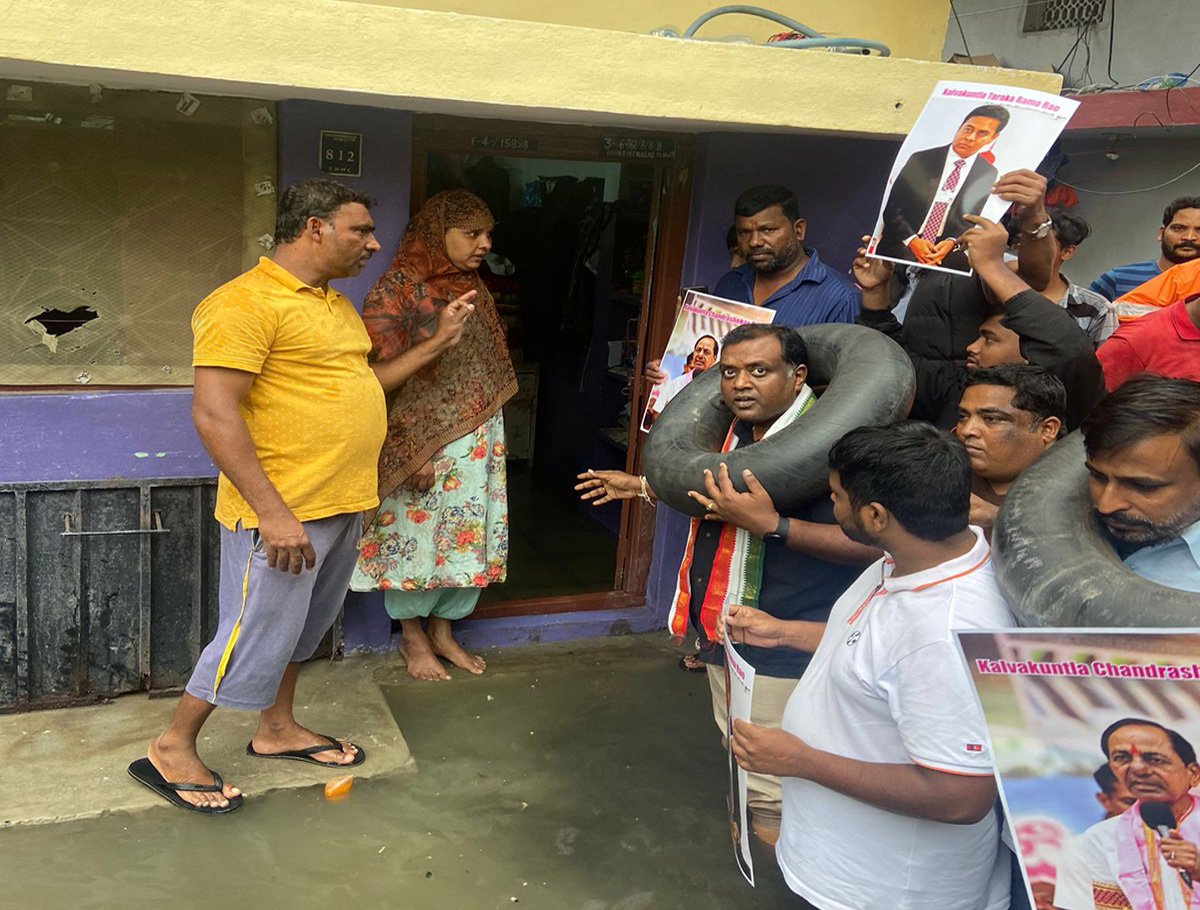 Congress Leaders Hold Novel Protest Against Inundation Of Localities