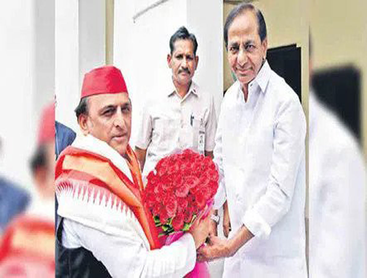 Did Akhilesh Sudden Tour To Hyderabad To Invite CM KCR In Opposition Alliance?