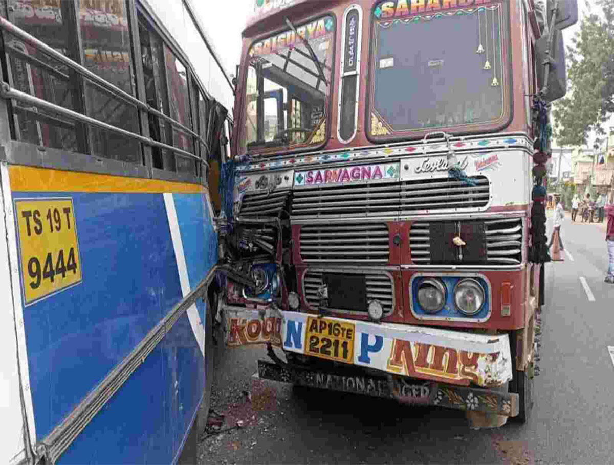 Hanamkonda: 10 People Injured in Road Accident