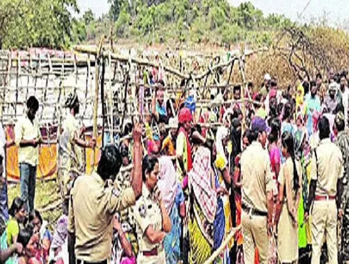 Mahabubabad: Police Removed Poor People Huts Forcefully