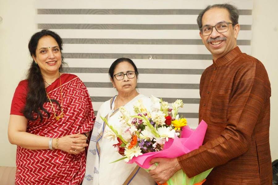 Mamata Banerjee Ties Rakhi to Uddhav Thackeray