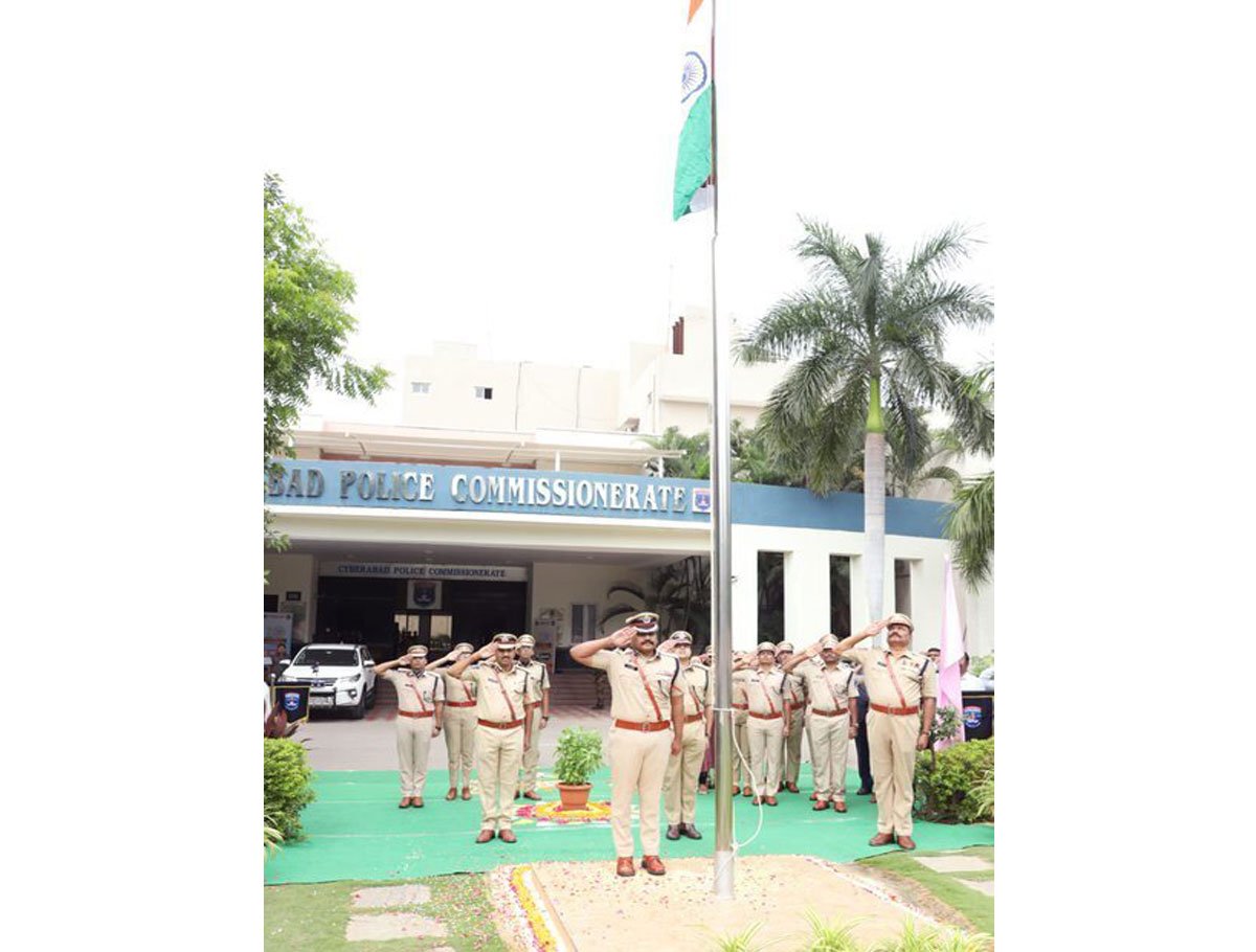 Cyberabad Police Commissioner Unfurled The National Flag