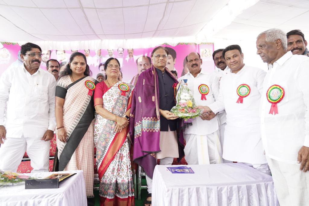 MLC Kavitha Unveils Statue Of PV Narasimha Rao in Nizamabad