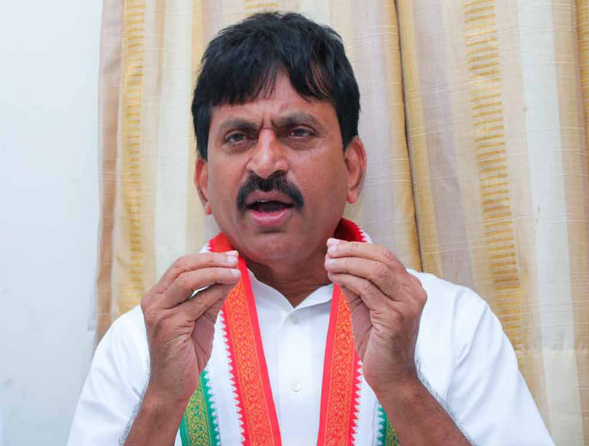 Raghunathapalem (Khammam)/Hyderabad, Aug 10 (Hydnow):  Polnguleti Srinivasa Reddy, former MP of Khammam and co-convener of the TPCC campaign committee, has clarified that he will contest on this ground as per the wishes of the people of Khammam district and send home the Minister who is terrorizing the people. 