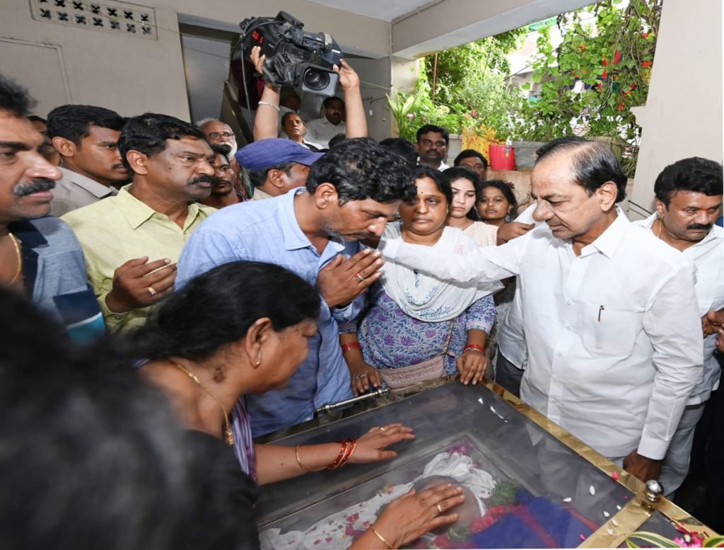 CM KCR Paid Tributes To Gaddar
