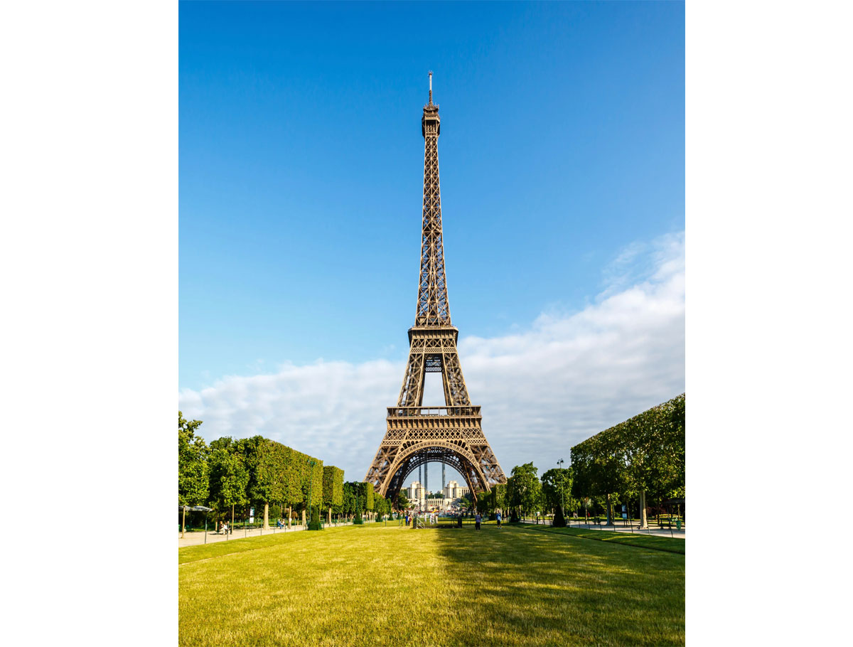 Eiffel Tower Evacuated Amid Bomb Threat