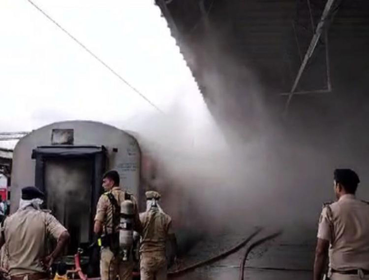 Massive Fire In Udyan Express After Reaching Bengaluru Railway Station