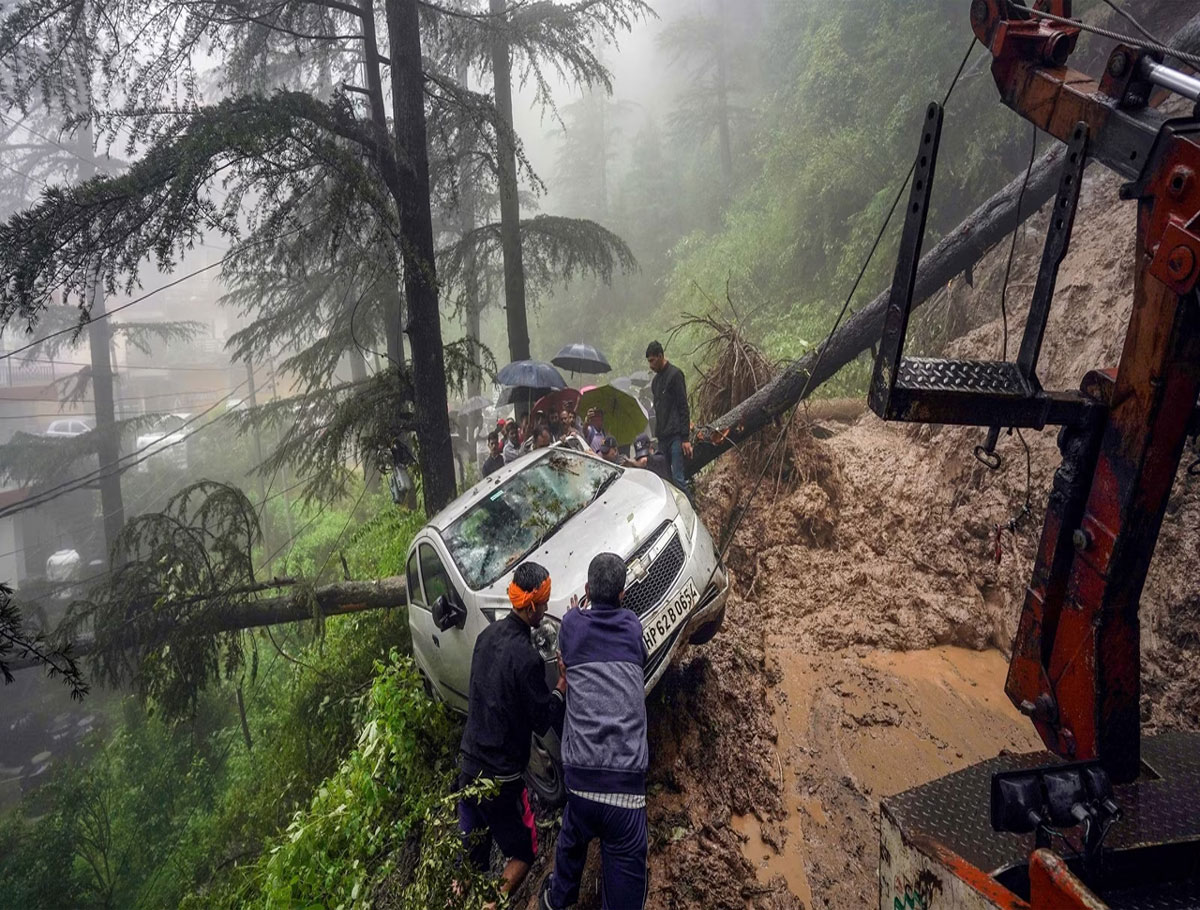 Seven People Died in Cloudburst in Solan And Vehicles Were Buried in Uttarakhand