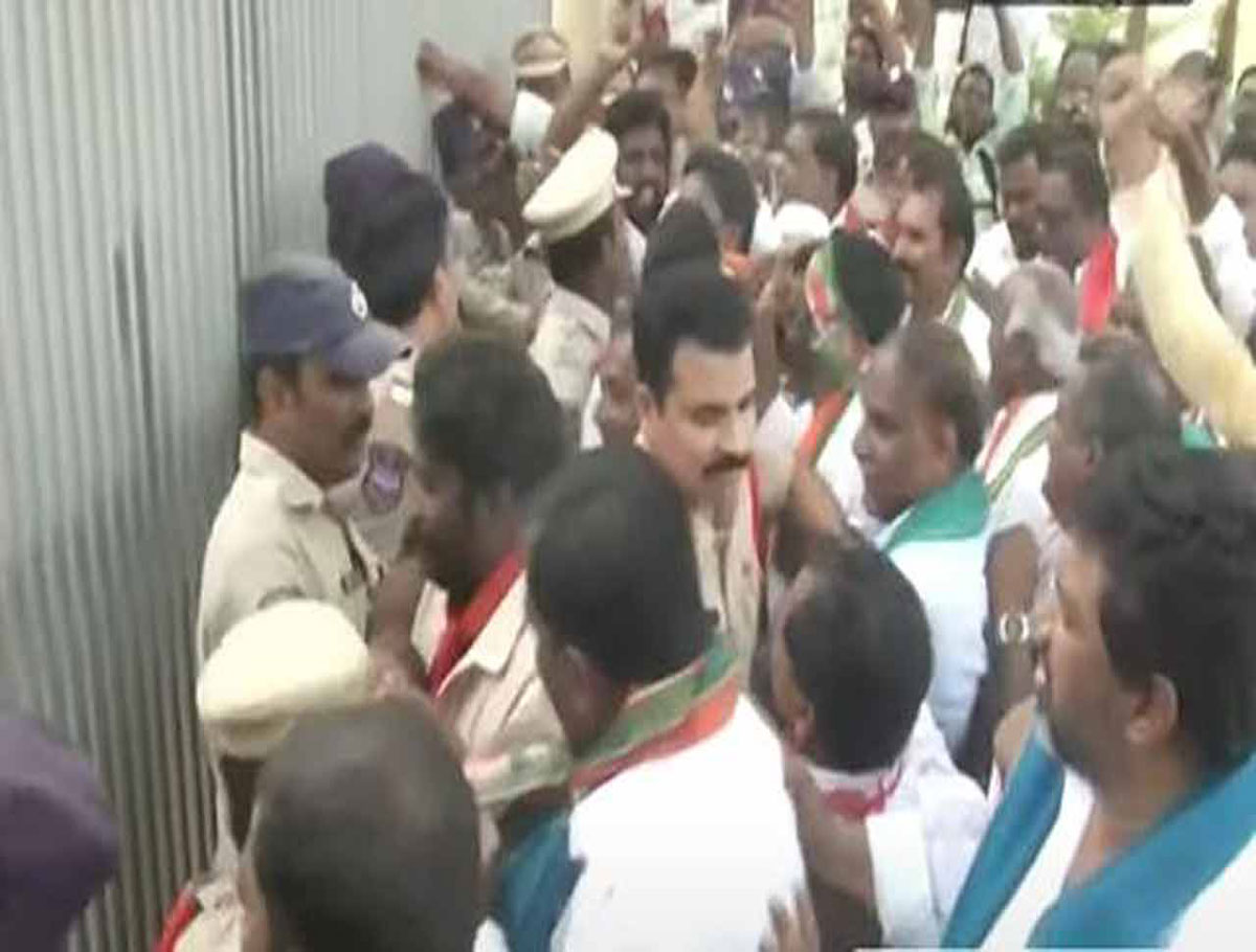 Tension At Khammam Collectorate, Police Closed The Gates