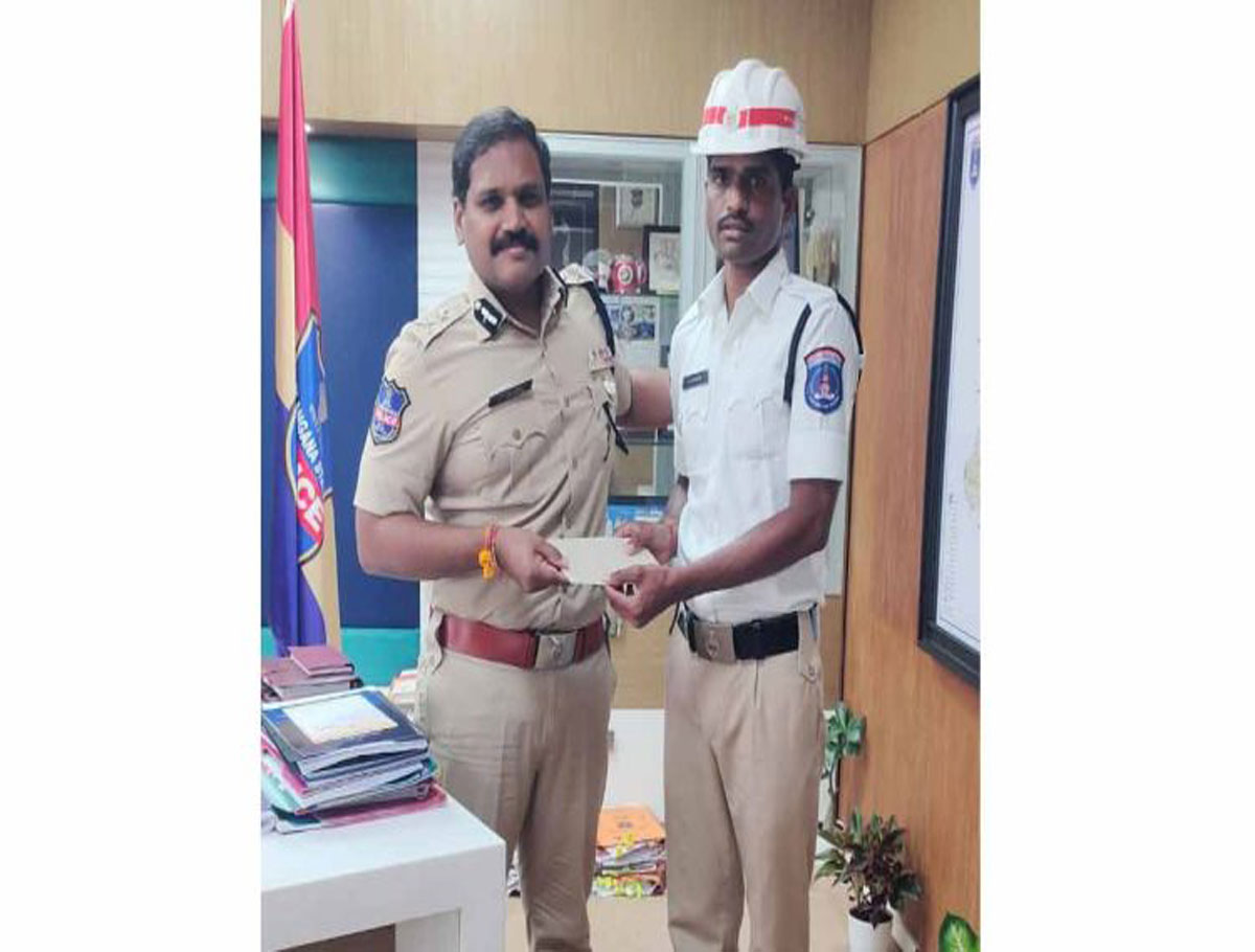 Cyberabad CP Lauds Traffic PC For Saving Lives