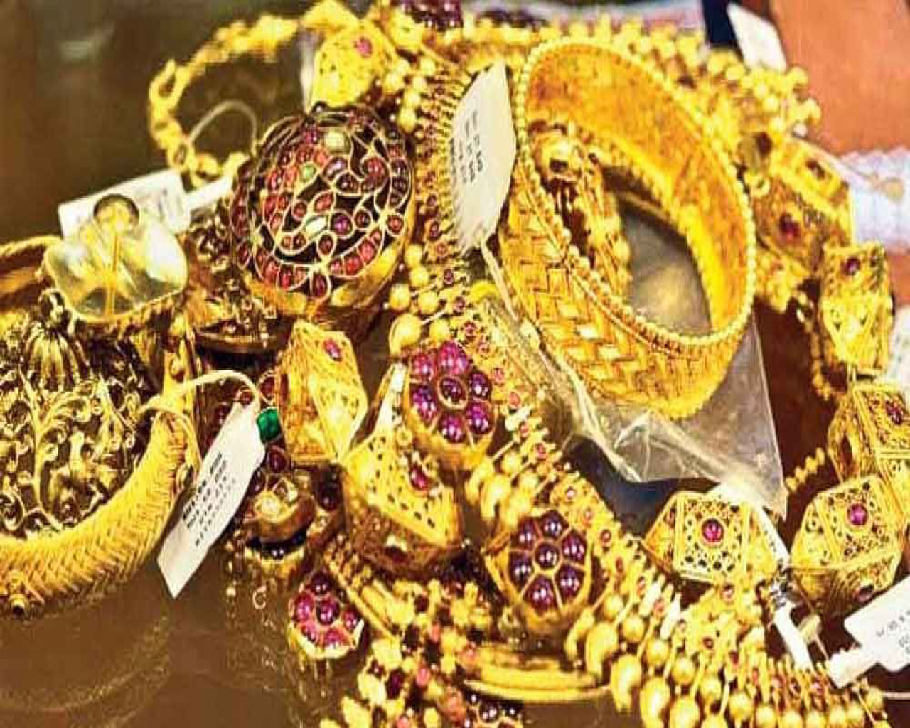 Police Swift Action Recovers Women's Lost Bag With 16 Tolas Of Gold Ornaments 