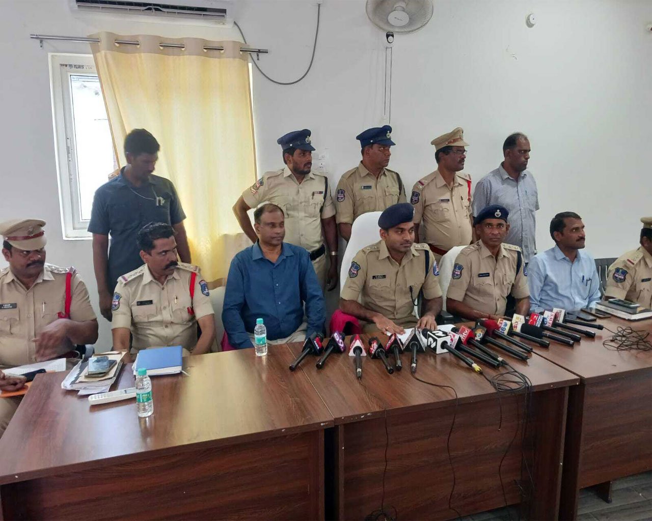 2 Hardcore Old Criminals Arrested: 8 Tolas Gold Seized