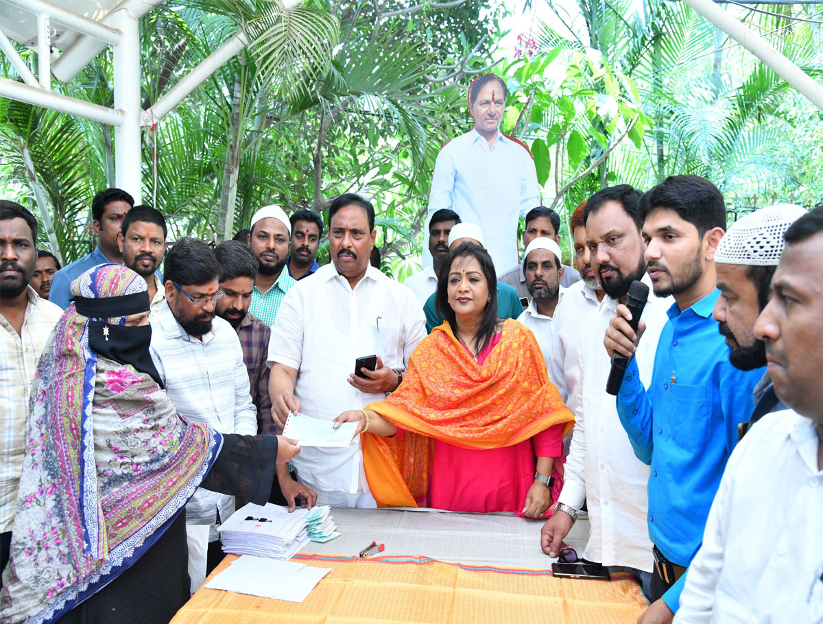 Gadwal Vijayalakshmi Distributed Shadi Mubarak Cheques In The Banjara Hills