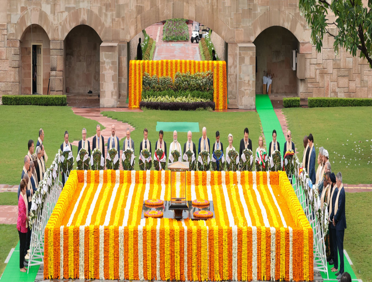 Leaders of G20 nations pay homage to Mahatma Gandhi at Raj Ghat