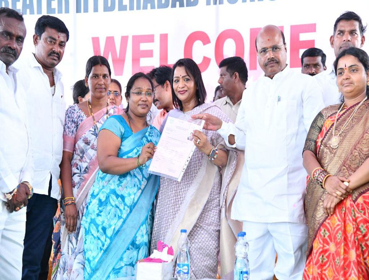 Mayor distributed Double Bedroom house certificates to the beneficiaries in Ibrahimpatnam