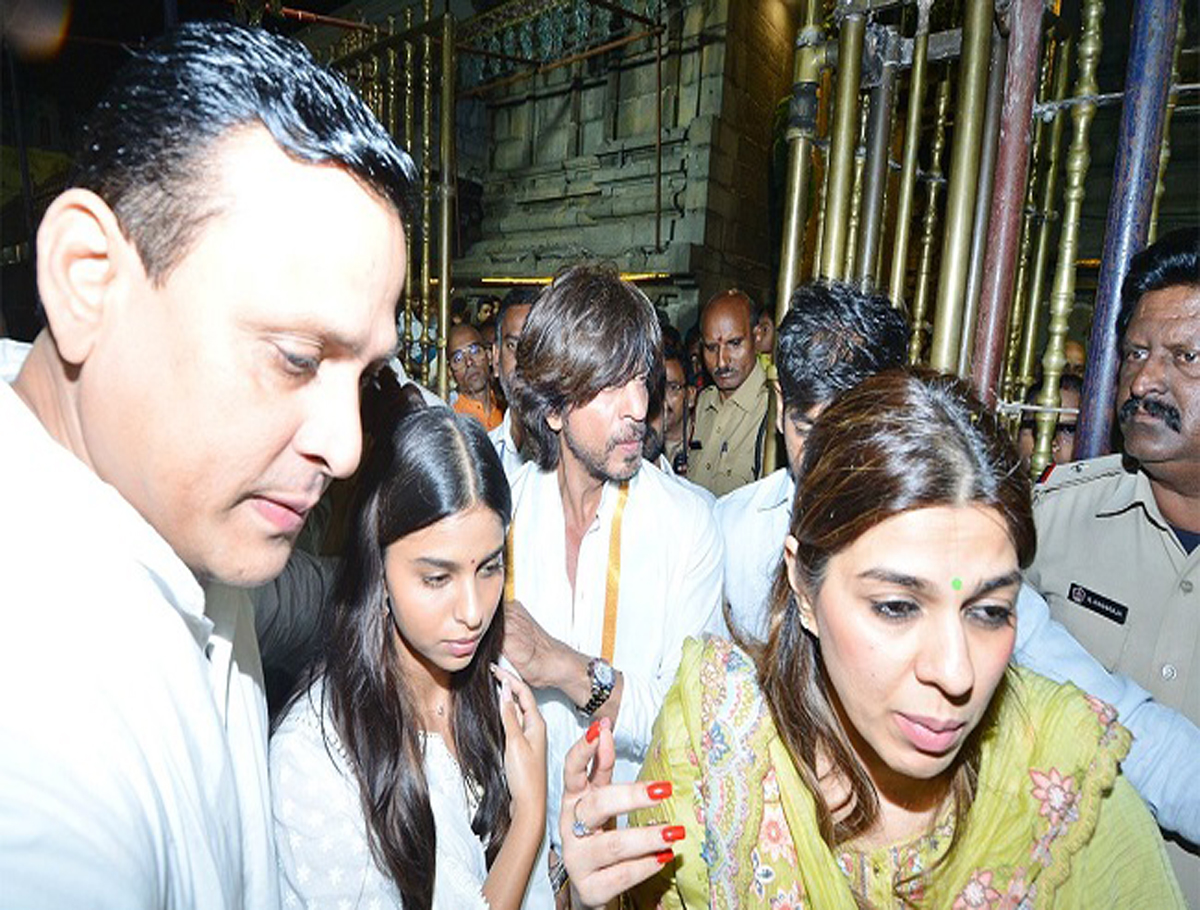 Shah Rukh Khan Offered Prayers at Tirumala Temple Along With His Family