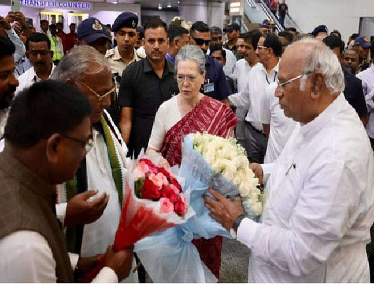 Top Leaders Of Congress Arrives In Hyderabad
