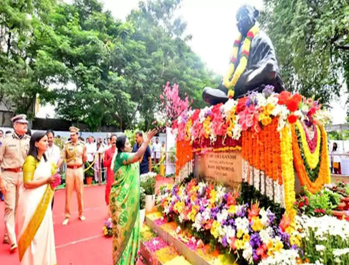 Governor Pays Tribute To The Mahatma Gandhi At Bapu Ghat