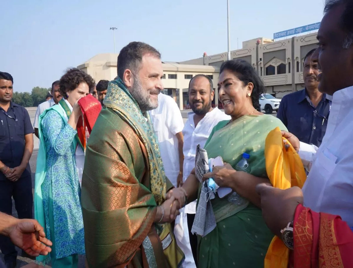 Priyanka Gandhi And Rahul Gandhi Reached Hyderabad