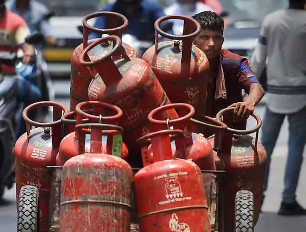 Commercial cylinders prices, LPG prices, Commercial LPG prices reduce, Cylinder Prices reduced in Kolkata, Cylinder Prices reduced in Delhi, Cylinder Prices reduced in Mumbai, Cylinder Prices reduced in Chennai, LPG Price Reduction, Cylinder prices gas reduction
