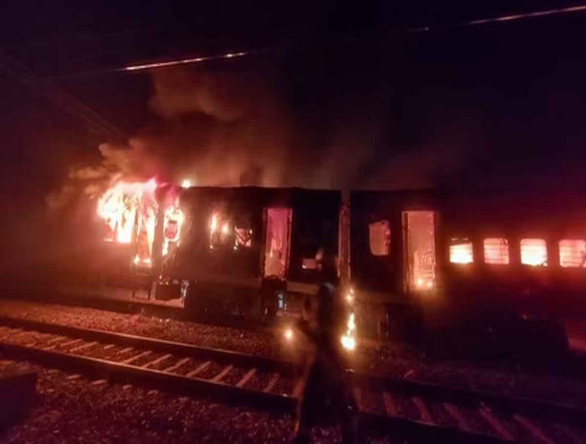Massive Fire Broke Out In Delhi-Darbhanga Express Train