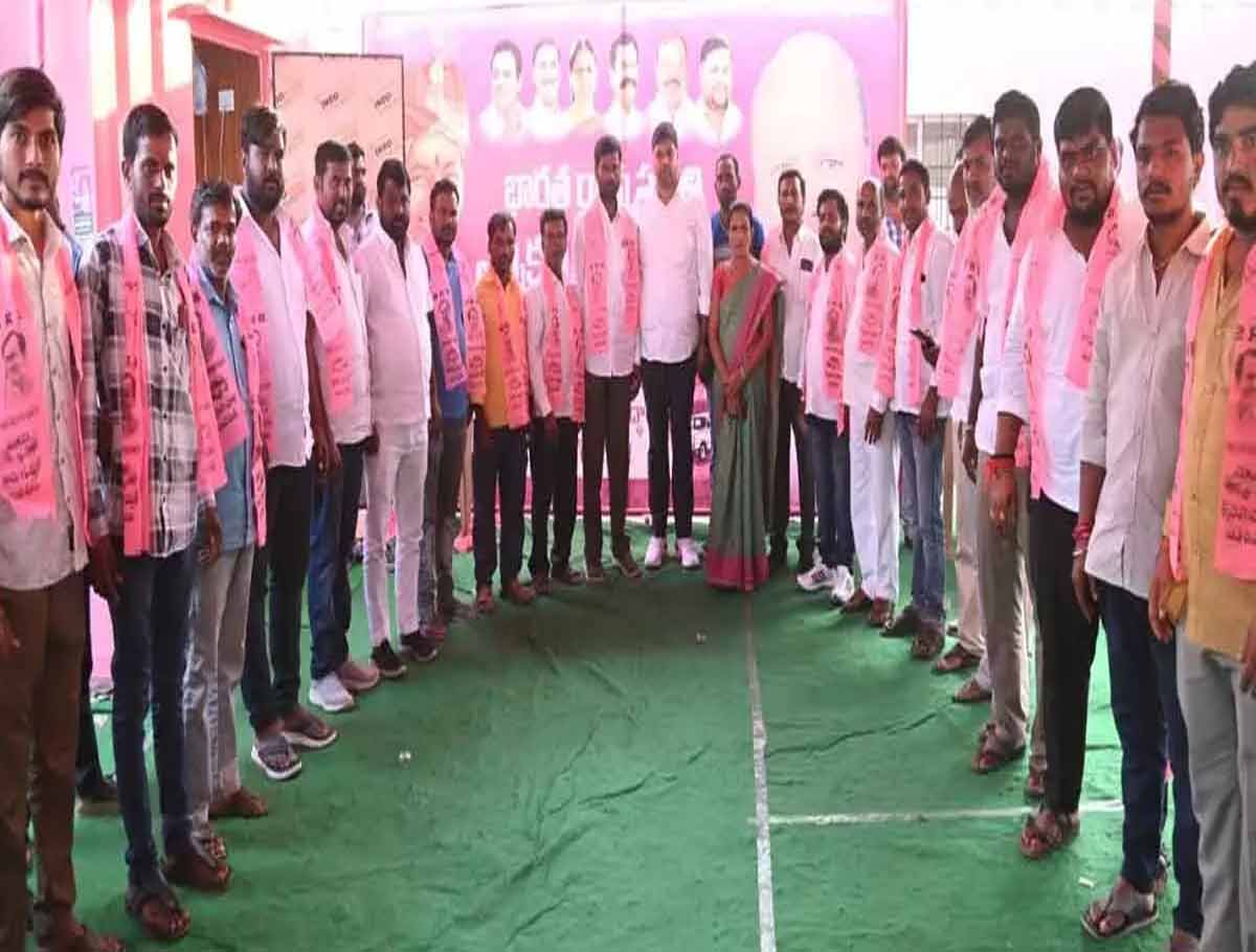 100 Congress Youth leaders Join BRS in Ibrahimpatnam