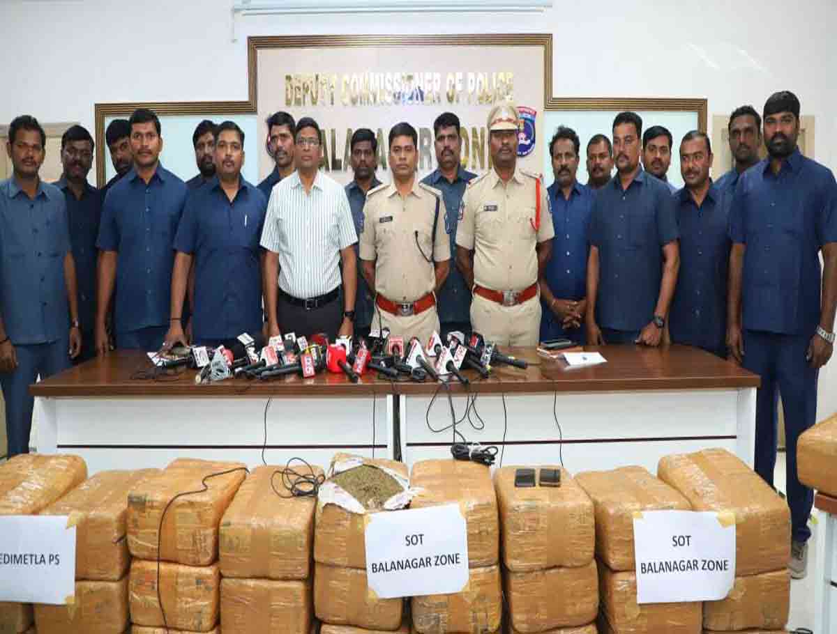 City Police Apprehended 2 Peddlers For Transporting Ganja In Rajahmundry